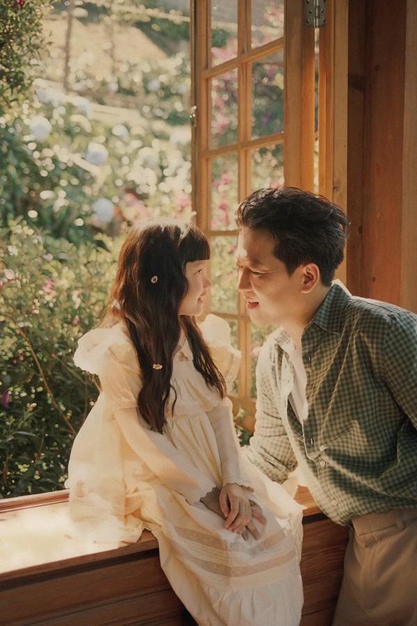 Về phía Trường Giang, kể từ khi kết hôn cùng Nhã Phương, anh chín chắn và trưởng thành hơn. Trong sự nghiệp lẫn cuộc sống, nam nghệ sĩ luôn cân bằng và có được cuộc sống hôn nhân trọn vẹn.