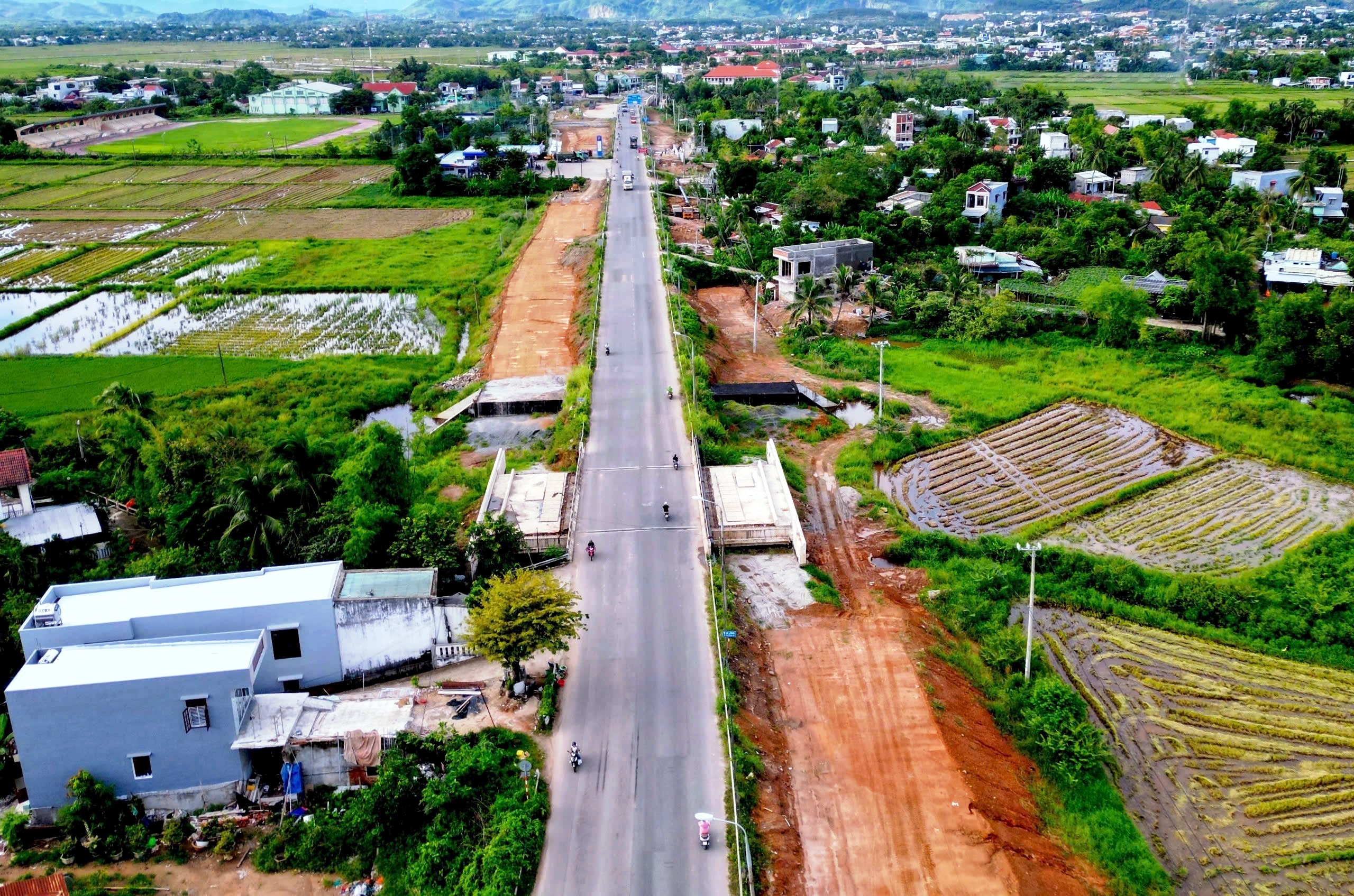 Đà Nẵng:Ra 'tối hậu thư' giải phóng mặt bằng QL14B, thi công xuyên đêm để về đích - Ảnh 2.