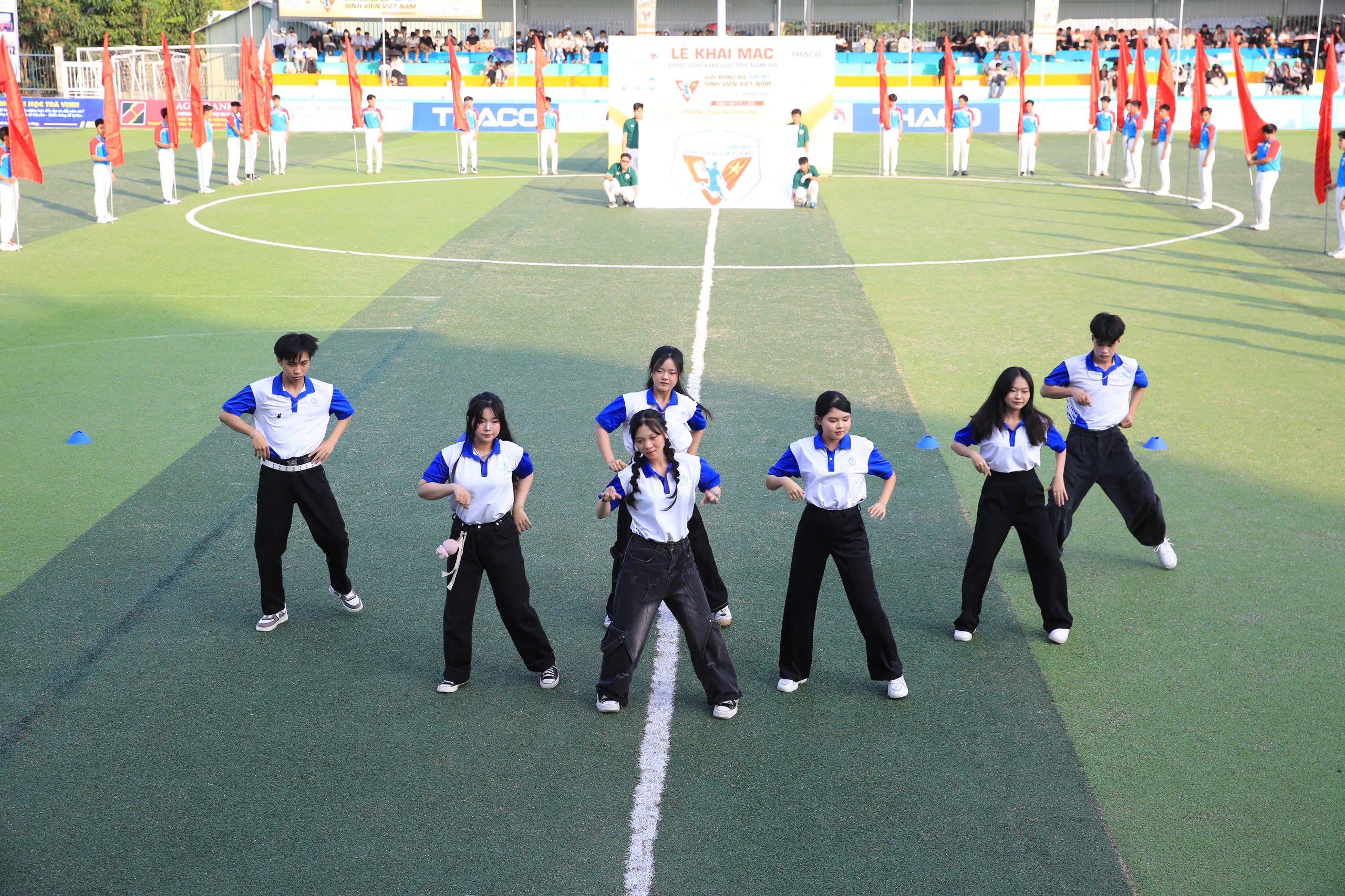 Hàng ngàn người ‘tiếp lửa’ lễ khai mạc vòng loại Tây Nam bộ TNSV THACO cup 2026- Ảnh 2.