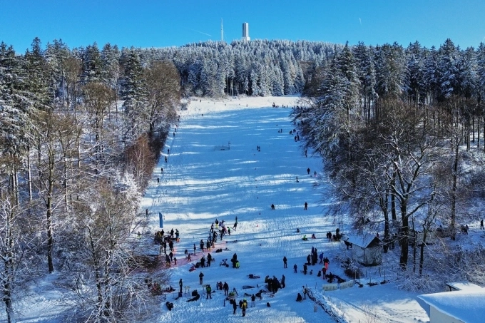 Du khách trượt tuyết trên đồi ở Oberreifenberg, gần Frankfurt, Đức, ngày 11/1. Ảnh: AP