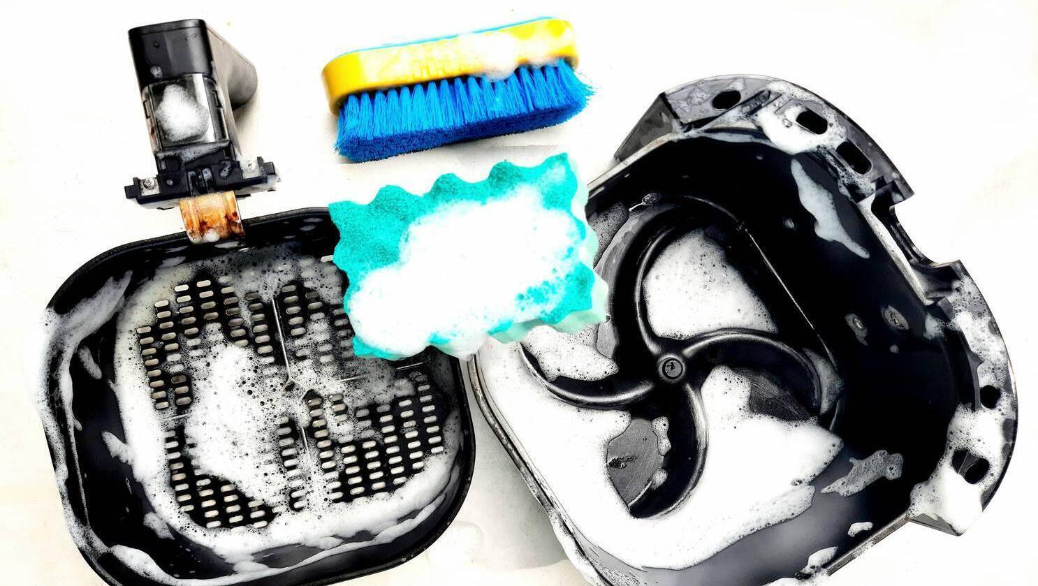 2 lưu ý khi vệ sinh nồi chiên không dầu, bất cứ ai sử dụng đều phải biết- Ảnh 2.