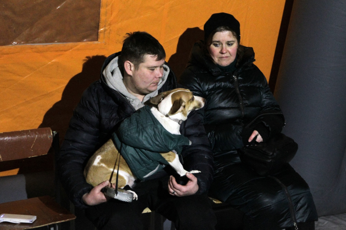 Cư dân Kiev tạm trú trong một căn lều sưởi ngày 13/1 giữa lúc thành phố khủng hoảng năng lượng. Ảnh: AFP