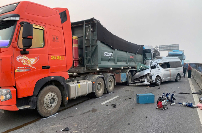 Xe khách bẹp nát phần đầu sau hai cú tông trên cao tốc Mai Sơn - quốc lộ 45 sáng 14/1. Ảnh: Lam Sơn