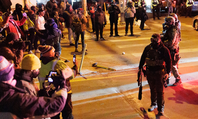 Người biểu tình và nhân viên hành pháp tại Minneapolis, bang Minnesota, Mỹ ngày 15/1. Ảnh: AFP