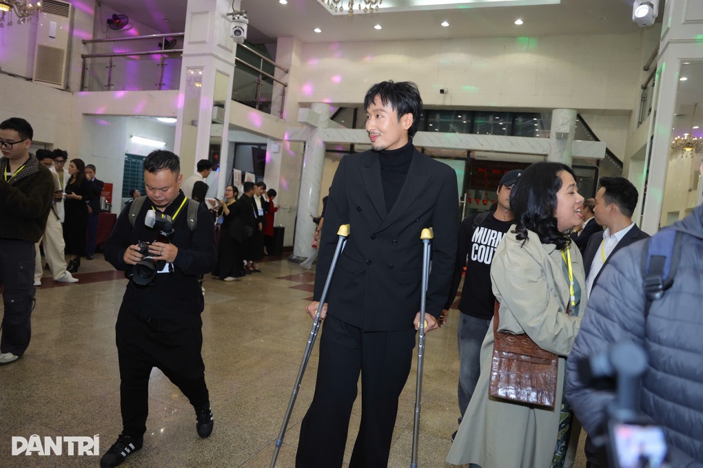 Tuấn Trần bị thương khi đóng phim, chống nạng dự giải Cánh diều - 2