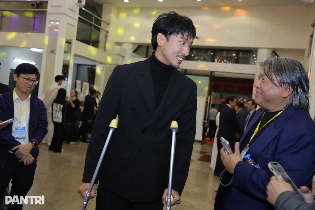 Tuấn Trần bị thương khi đóng phim, chống nạng dự giải Cánh diều - 3