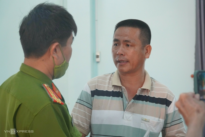 Ông Đỗ Thanh Anh trao đổi với cán bộ Công an tỉnh Bình Thuận hôm gia đình ông Võ Tê được xin lỗi công khai, ngày 17/6/2022. Ảnh: Việt Quốc