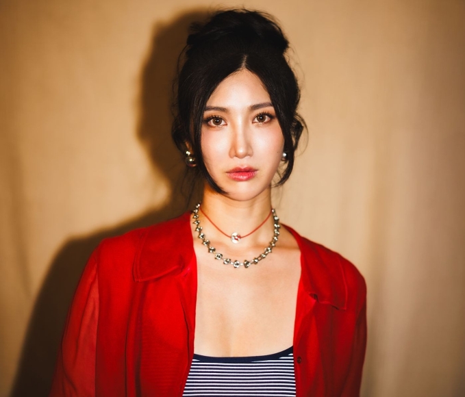 Chân dung ca sĩ Ejae, 35 tuổi. Ảnh: Vulture