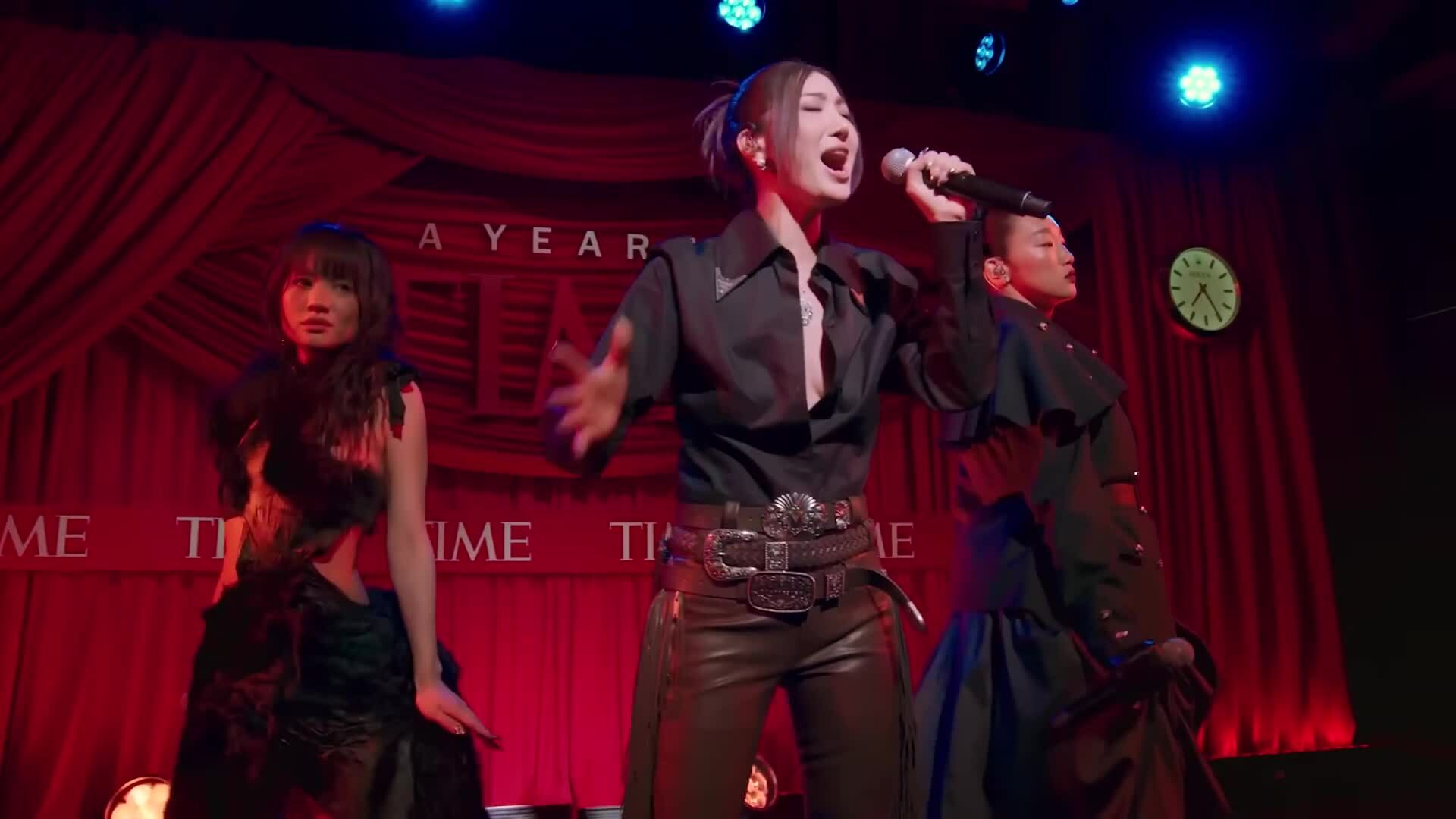 Sân khấu hát live ca khúc "Golden"