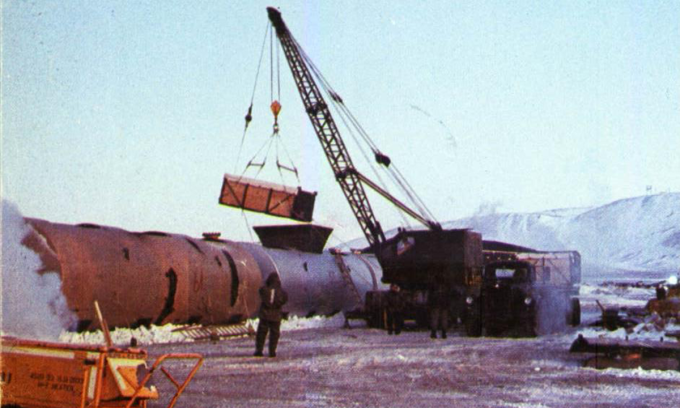 Băng bị nhiễm bẩn được chất vào thùng thép để vận chuyển tới Mỹ xử lý năm 1968. Ảnh: USAF