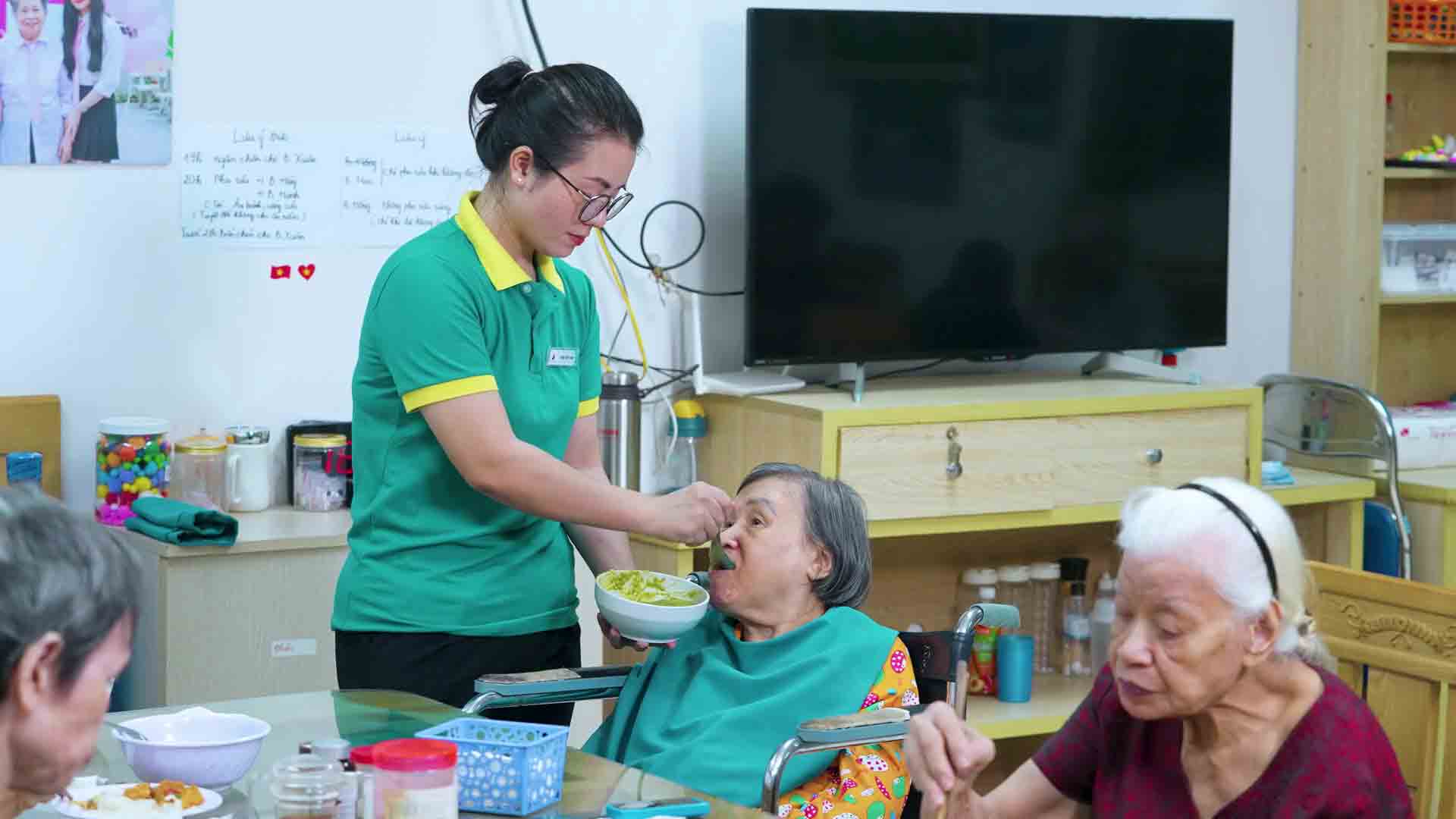 Người già và dưỡng lão: Ngăn ngừa bạo hành - Ảnh 2.