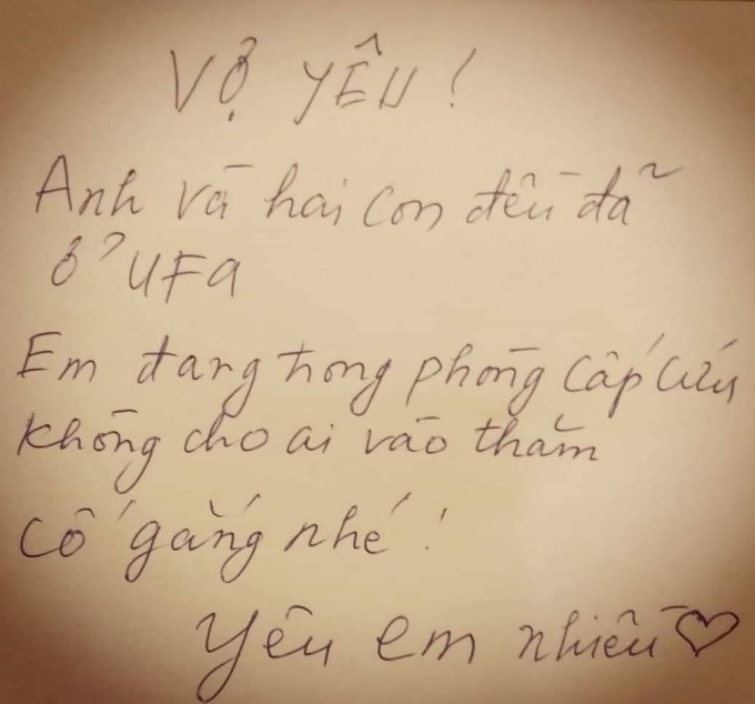 Mảnh giấy ông Trường nhờ bác sĩ gửi cho vợ đang cấp cứu vào năm 2019. Ảnh: Nhân vật cung cấp