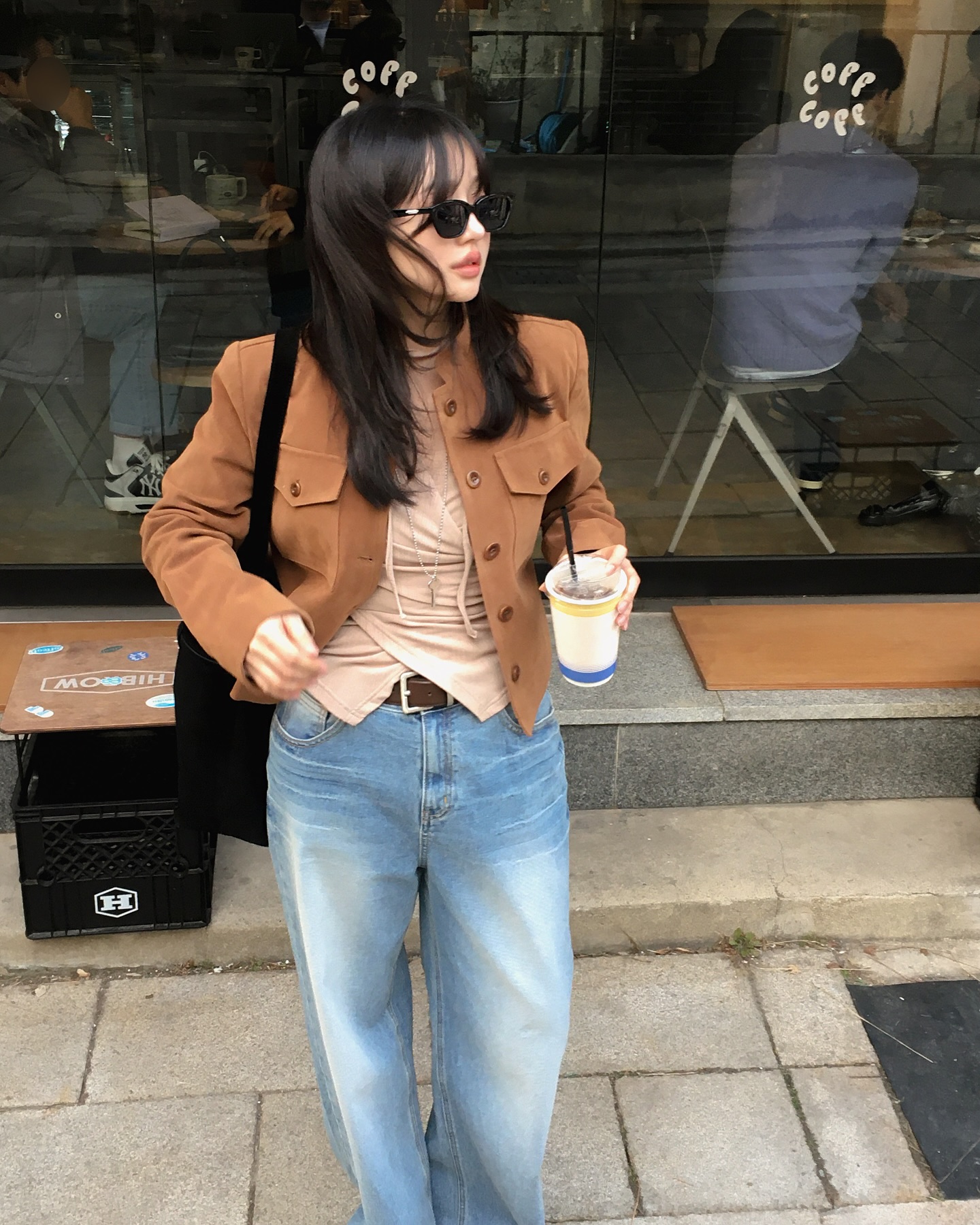 Xu hướng mặc đồ nâu từ năm ngoái tới bây giờ vẫn hot: 5 cách mix rất sang mà không cộng tuổi- Ảnh 9.