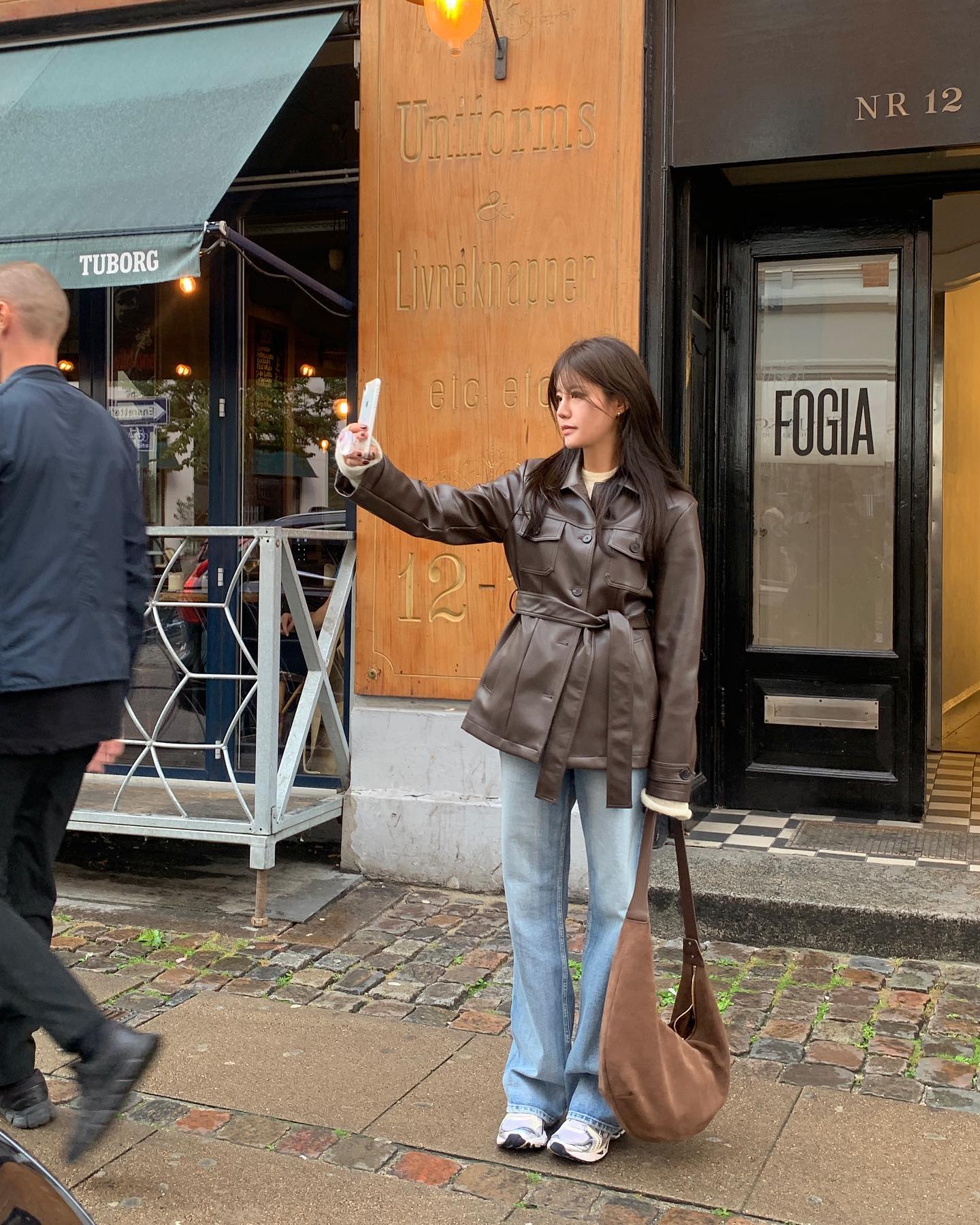 Xu hướng mặc đồ nâu từ năm ngoái tới bây giờ vẫn hot: 5 cách mix rất sang mà không cộng tuổi- Ảnh 10.