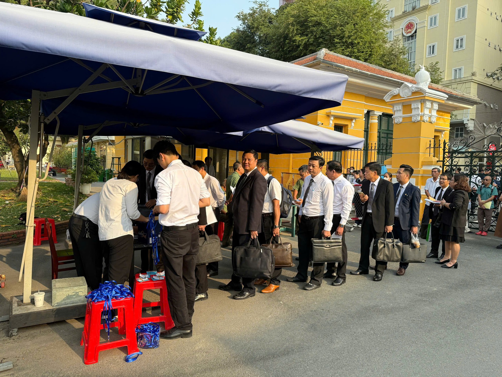 Hình ảnh 100 bị cáo hầu tòa tại TP HCM trong vụ 