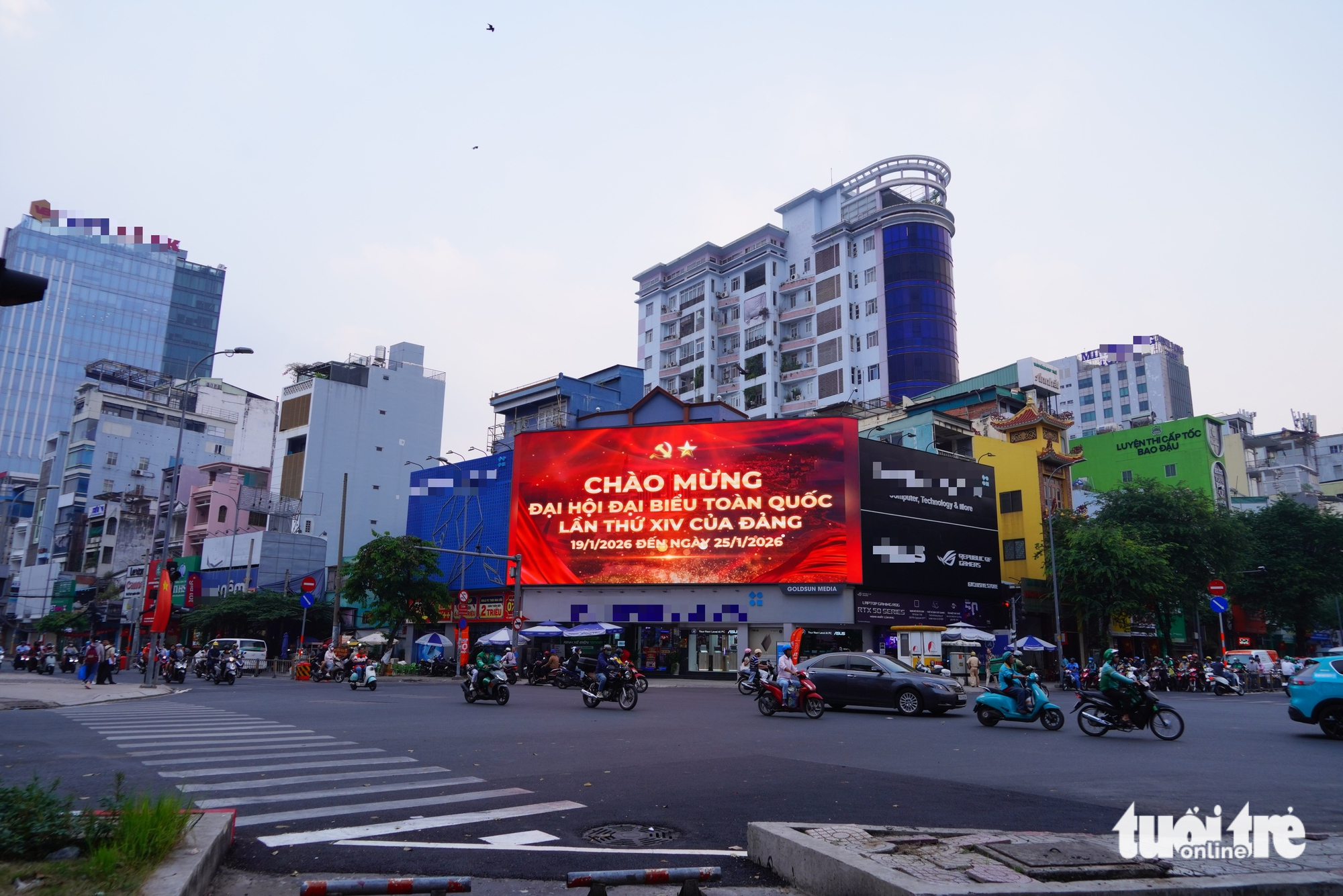 TP.HCM rực sắc đỏ chào mừng Đại hội Đảng - Ảnh 7.