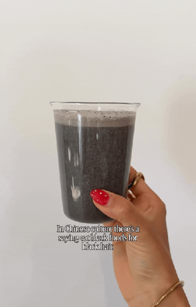 Thứ nước màu đen không bắt mắt nhưng uống vào tóc đẹp thôi rồi: U60 đầu không tóc bạc cũng nhờ vậy- Ảnh 2.