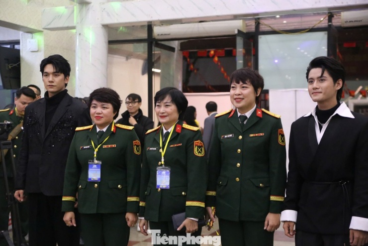 Ê-kíp thực hiện phim Mưa đỏ gồm Phó trưởng ban chỉ đạo sản xuất Nguyễn Thu Dung, đạo diễn Đặng Thái Huyền, nhà sản xuất Kiều Thanh Thúy, diễn viên Đỗ Nhật Hoàng, Đình Khang.