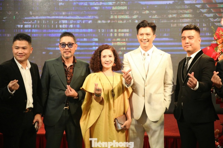 Hà Việt Dũng (thứ hai từ phải sang) cùng dàn diễn viên truyền hình giờ vàng được săn đón trên thảm đỏ và khu vực sảnh. Chia sẻ với PV Tiền Phong, Hà Việt Dũng nói năm 2025 với anh là khoảng thời gian vượt chướng ngại vật. Năm 2026, nam diễn viên sẽ tăng tốc trong sự nghiệp.