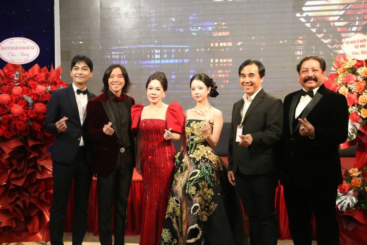 NSƯT Quyền Linh, đạo diễn Khương Ngọc, diễn viên Việt Hương... trên thảm đỏ.