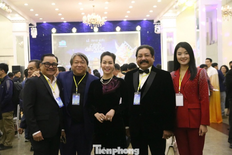 Diễn viên Nhật Kim Anh chia sẻ về cuộc sống riêng và dự định mới trong nghề. Nữ diễn viên tiết lộ sẽ tham gia hai dự án phim mới, nhưng kịch bản và thông tin phim “vẫn trong vòng bí mật”. Nói về thành tựu điện ảnh năm qua, Nhật Kim Anh đánh giá cao hai tác phẩm Mưa đỏ và Tử chiến trên không. Nữ diễn viên hy vọng nền điện ảnh nước nhà có nhiều bộ phim chất lượng cao trong năm 2026.