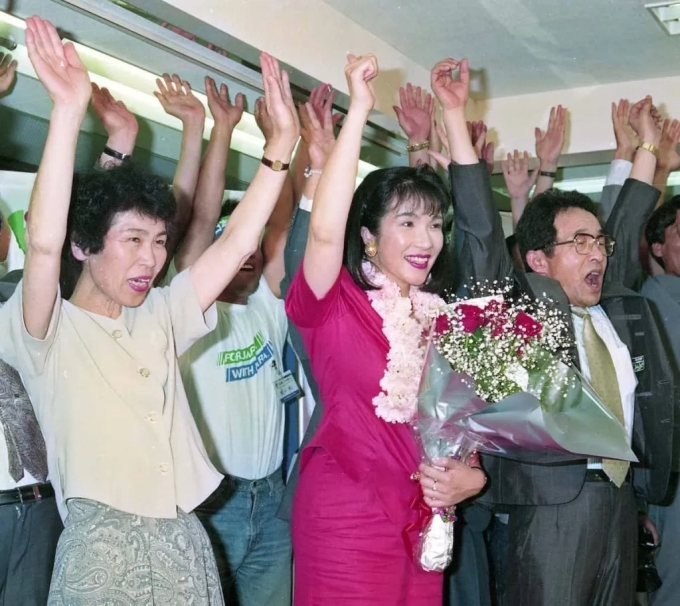 Tháng 7/1993, bà Sanae Takaichi diện váy đỏ sau khi giành được ghế Hạ viện đầu tiên với tư cách ứng cử viên độc lập tại khu vực bầu cử Nara. Ảnh: Japan Forward