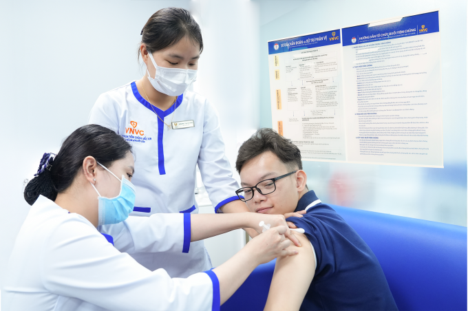 Nam thanh niên tiêm vaccine phòng bệnh tại Hệ thống Tiêm chủng VNVC. Ảnh: Mộc Thảo