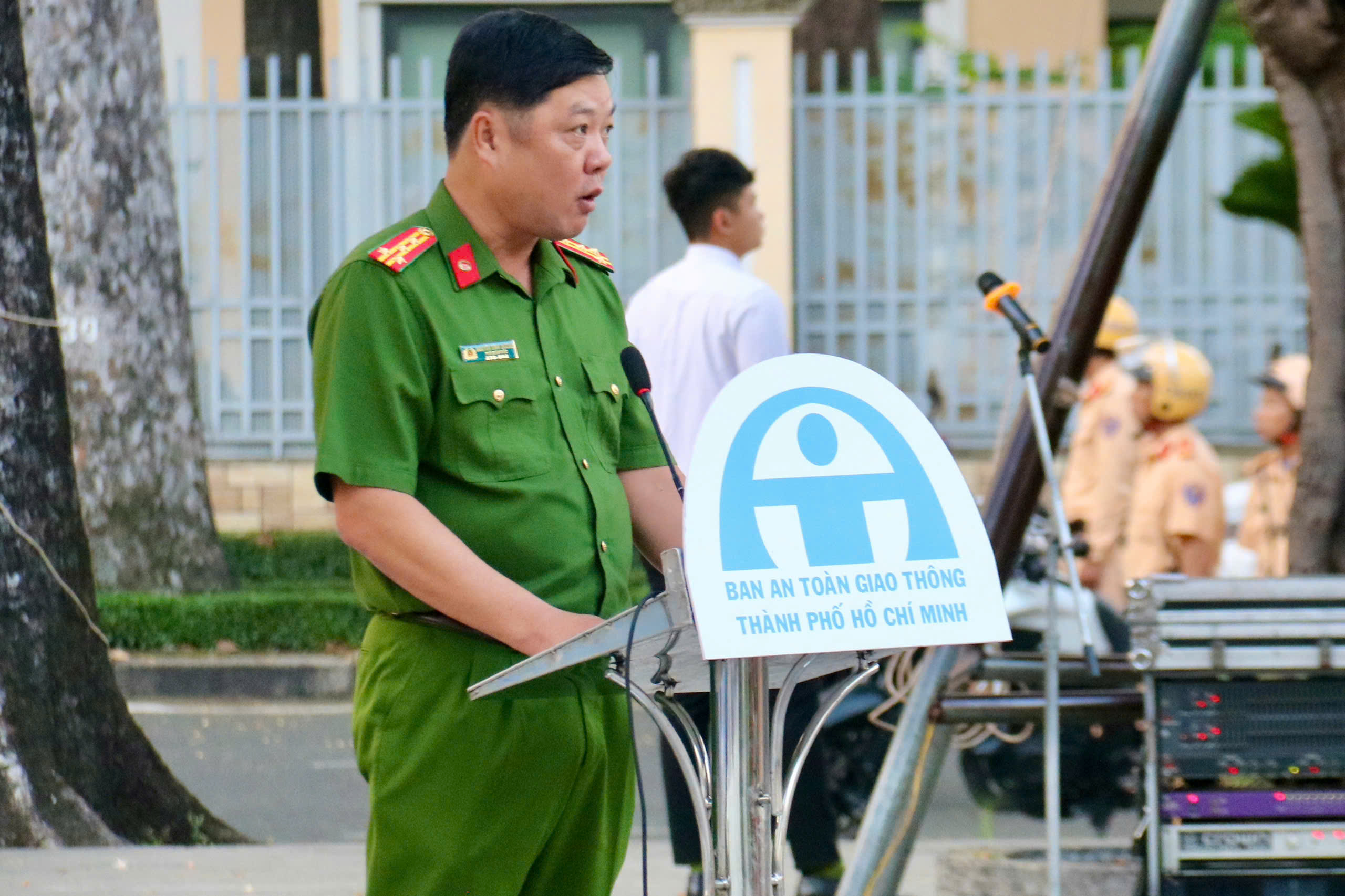 TPHCM ra quân mạnh tay, quyết dẹp “xe dù, bến cóc” - Ảnh 3.