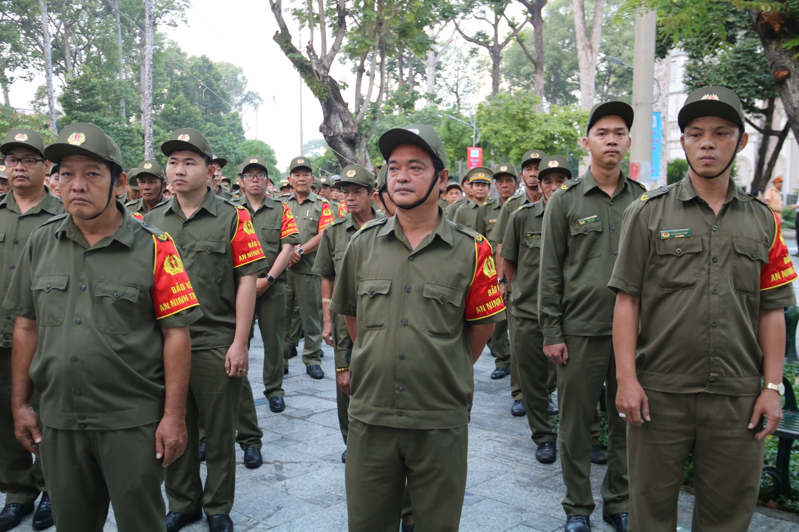 TPHCM ra quân mạnh tay, quyết dẹp “xe dù, bến cóc” - Ảnh 5.