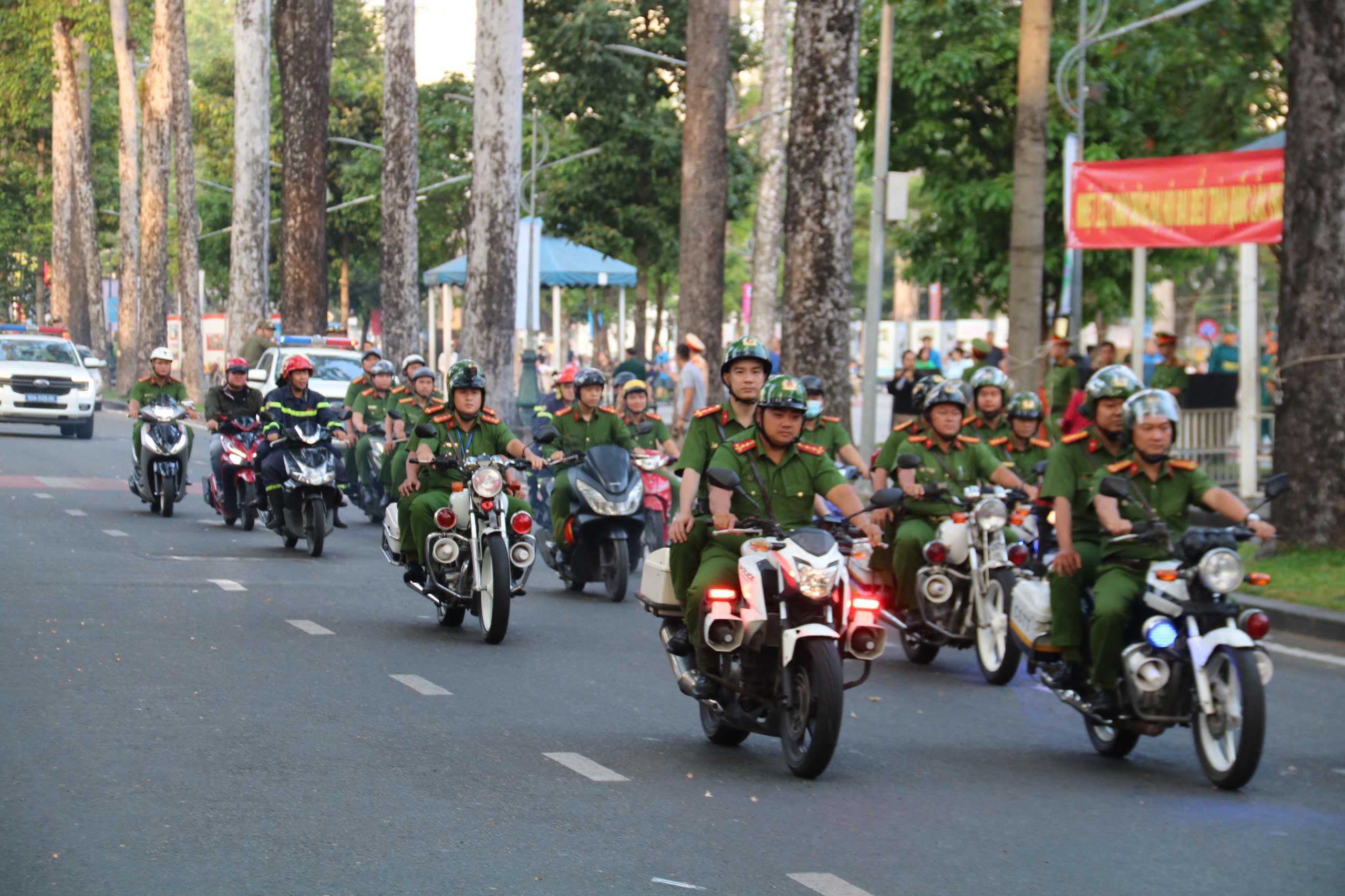 TPHCM ra quân mạnh tay, quyết dẹp “xe dù, bến cóc” - Ảnh 6.