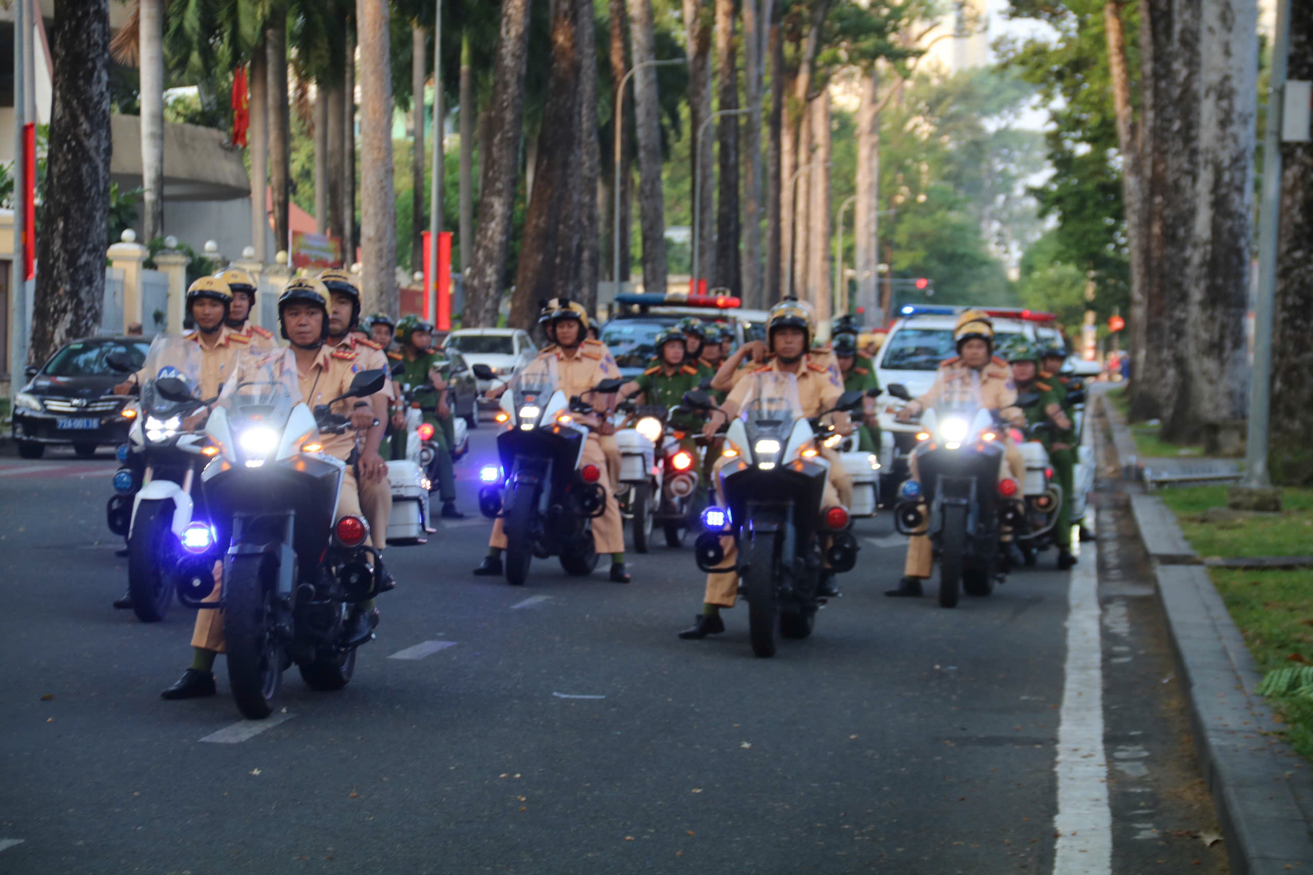 TPHCM ra quân mạnh tay, quyết dẹp “xe dù, bến cóc” - Ảnh 8.