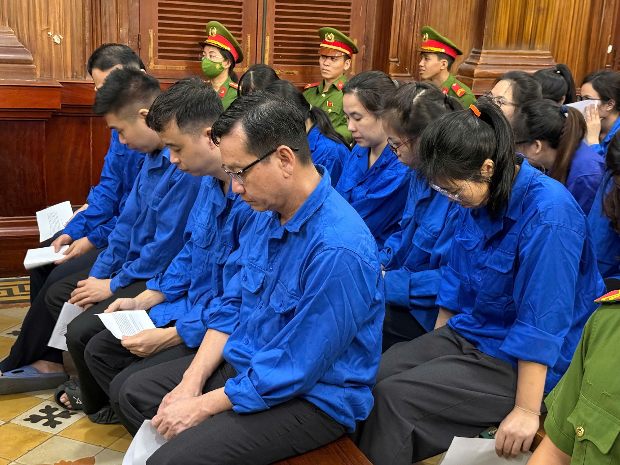 Hình ảnh 100 bị cáo hầu tòa tại TPHCM trong vụ 