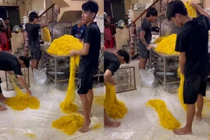 Cận cảnh pha trộn 3 loại hóa chất trong vụ 800 tấn mì bẩn bị Công an TP.HCM bắt