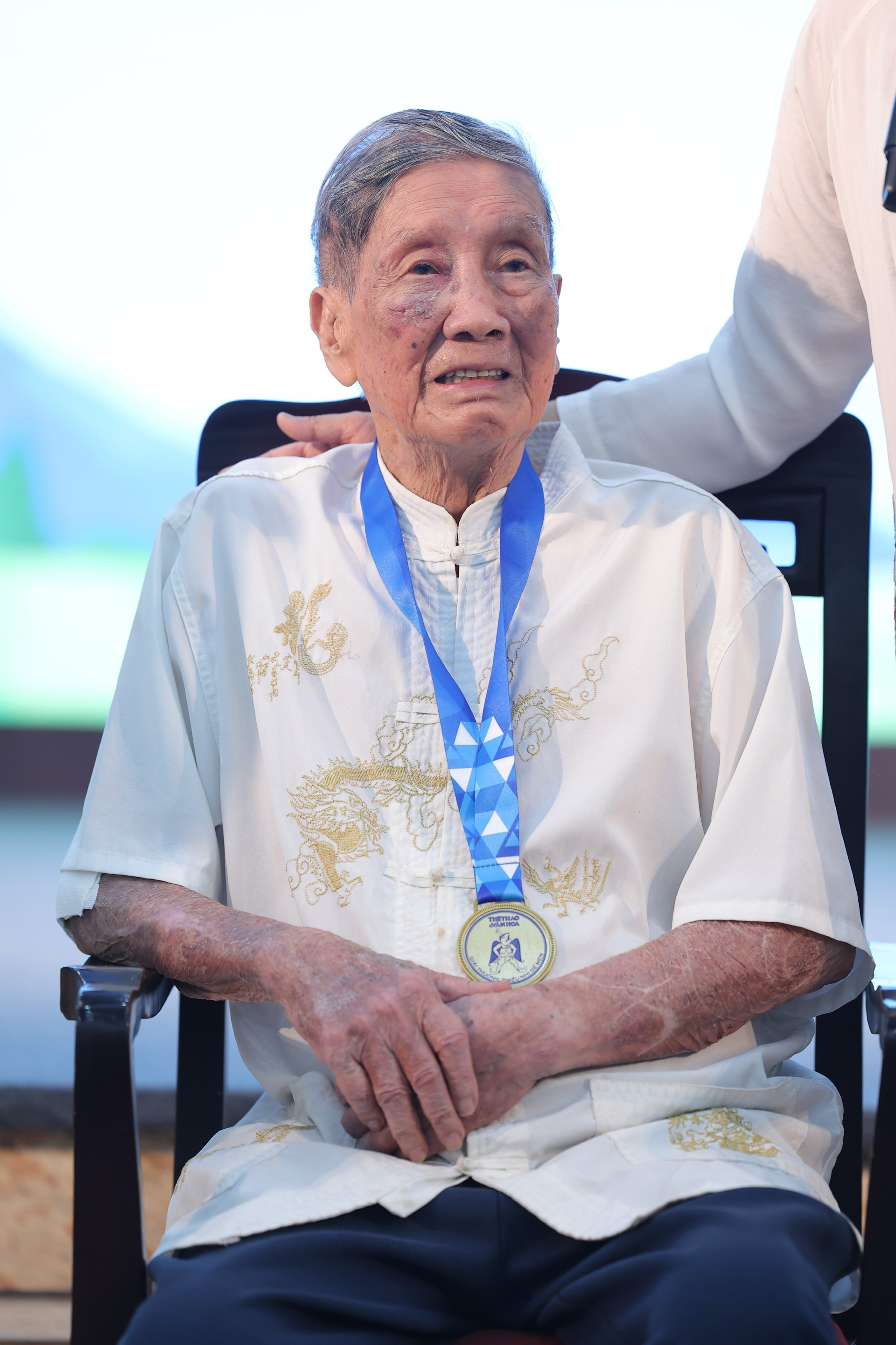 Cựu Chủ tịch Hội Âm nhạc Hà Nội sở hữu kho nhạc cả nước thuộc lòng, tuổi 97 chỉ có thể giao tiếp bằng mắt- Ảnh 4.