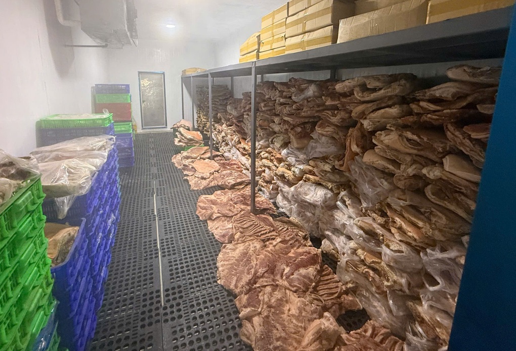 Triệt phá đường dây sản xuất 50 tấn thịt nai, dê, nhím giả ở TPHCM - 2