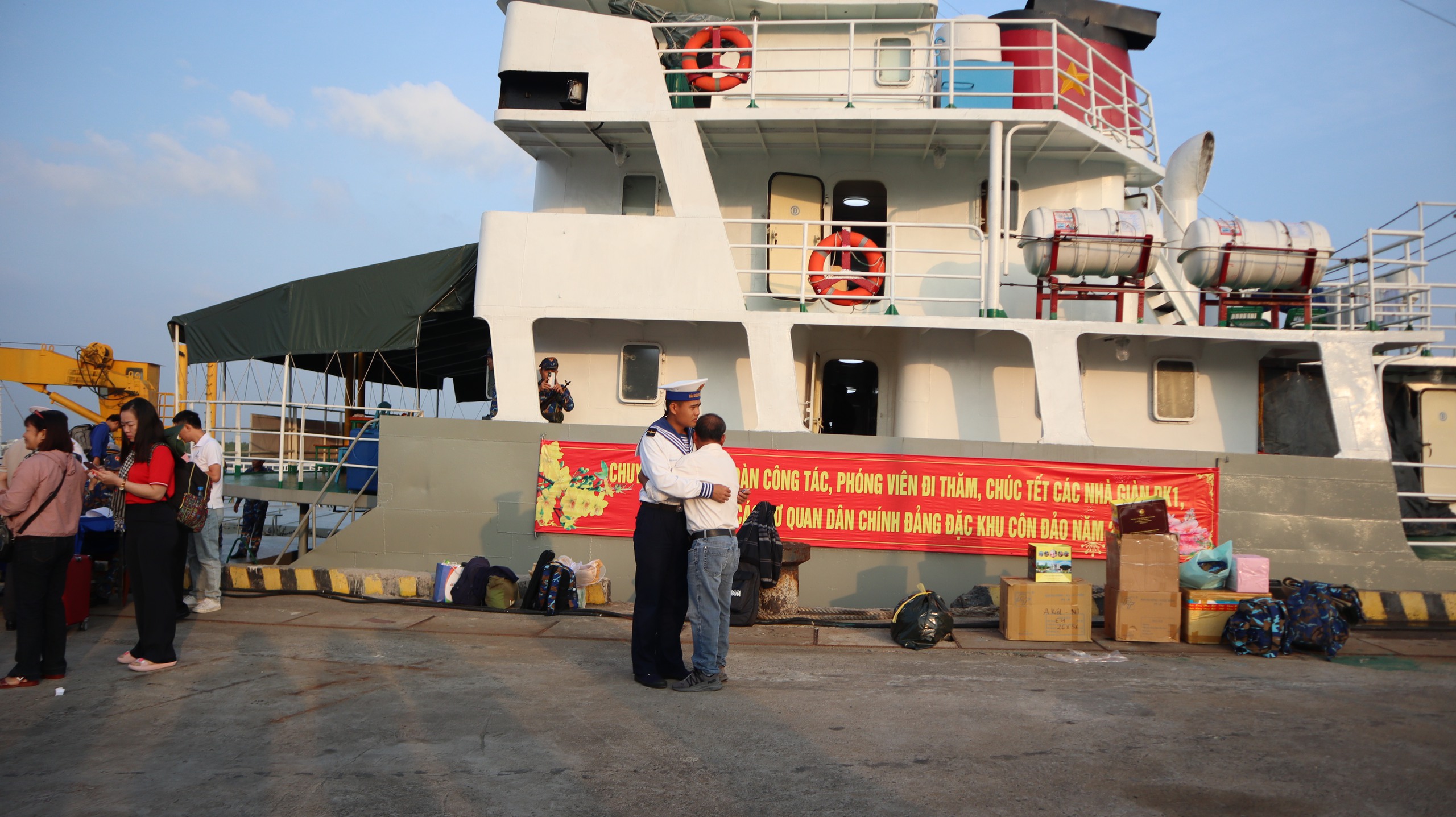 Mang xuân ấm đến nhà giàn DK1 và thềm lục địa phía nam Tổ quốc- Ảnh 5.