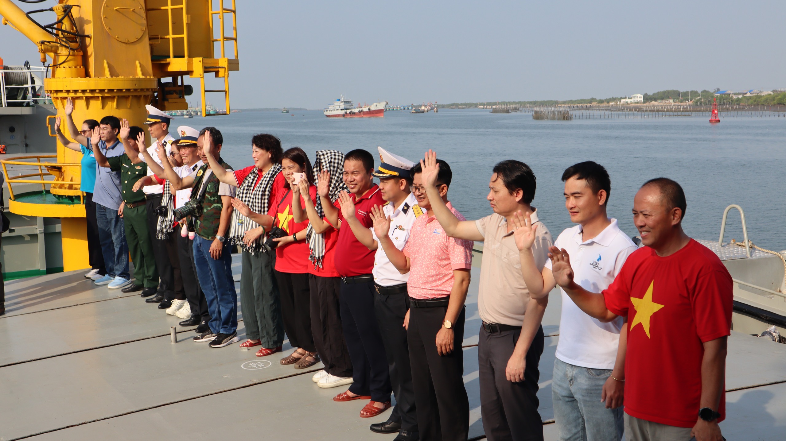 Mang xuân ấm đến nhà giàn DK1 và thềm lục địa phía nam Tổ quốc- Ảnh 7.