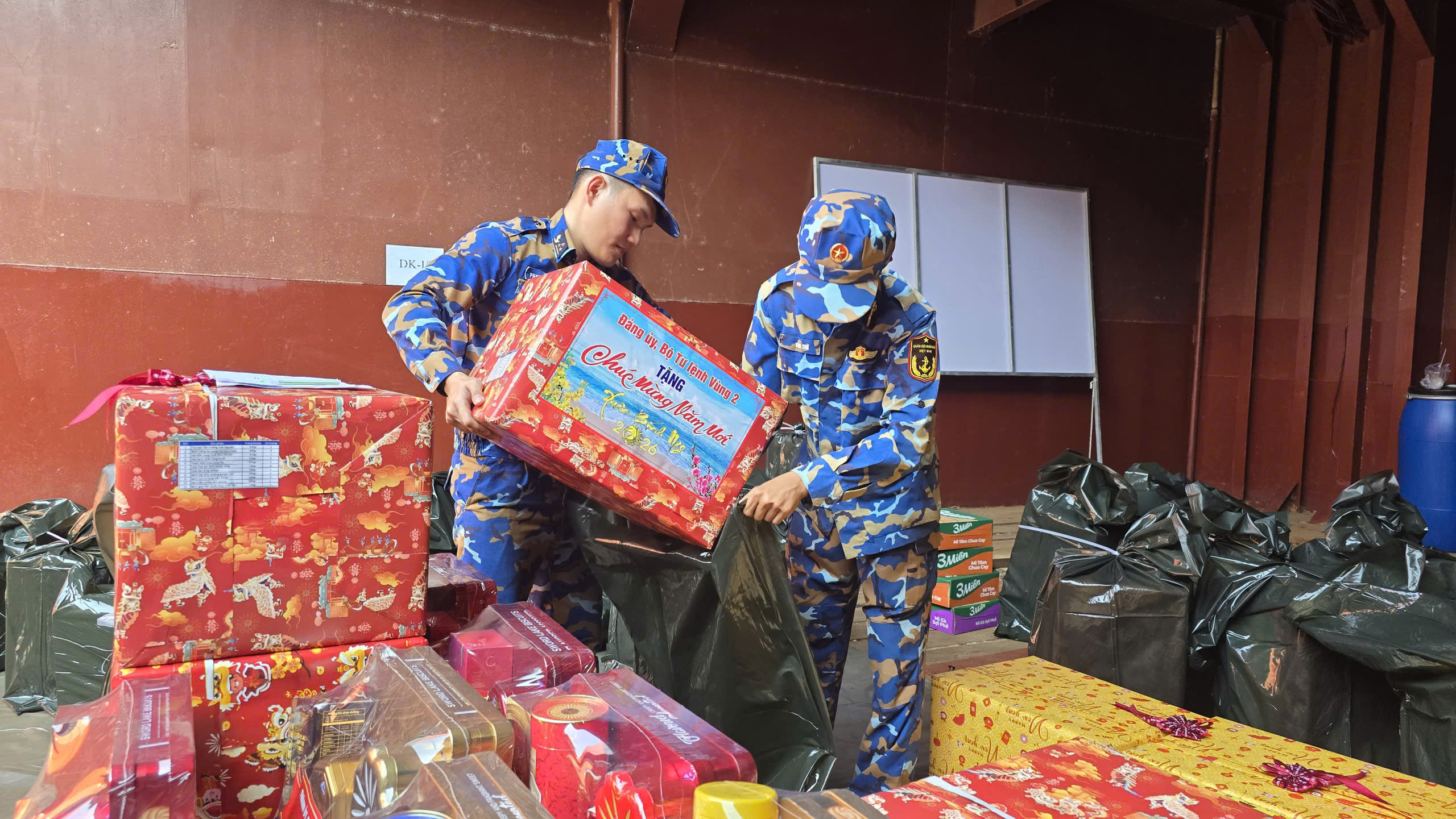 Mang xuân ấm đến nhà giàn DK1 và thềm lục địa phía nam Tổ quốc- Ảnh 11.