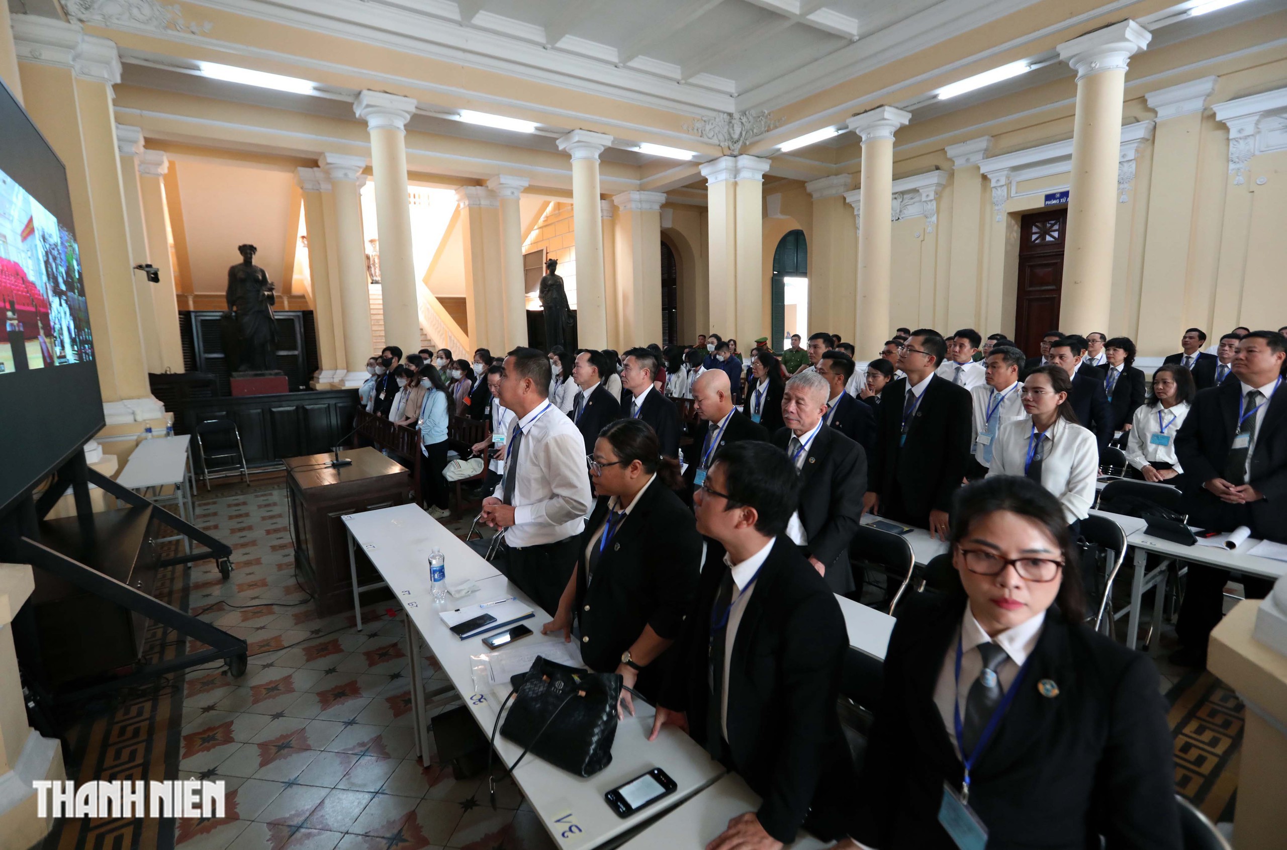 Phiên tòa 100 bị cáo vụ cấp phiếu thử nghiệm giả chật kín phòng xử - Ảnh 2.