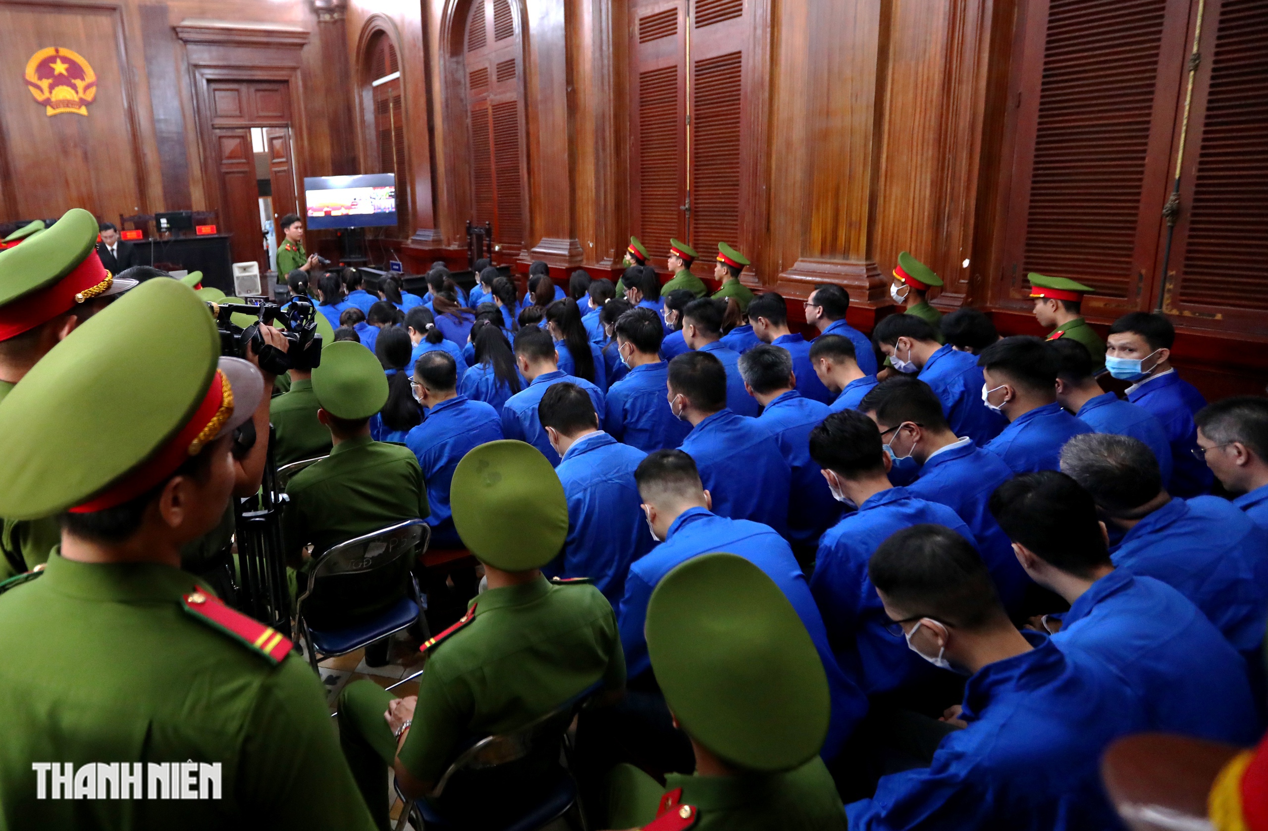 Phiên tòa 100 bị cáo vụ cấp phiếu thử nghiệm giả chật kín phòng xử - Ảnh 2.