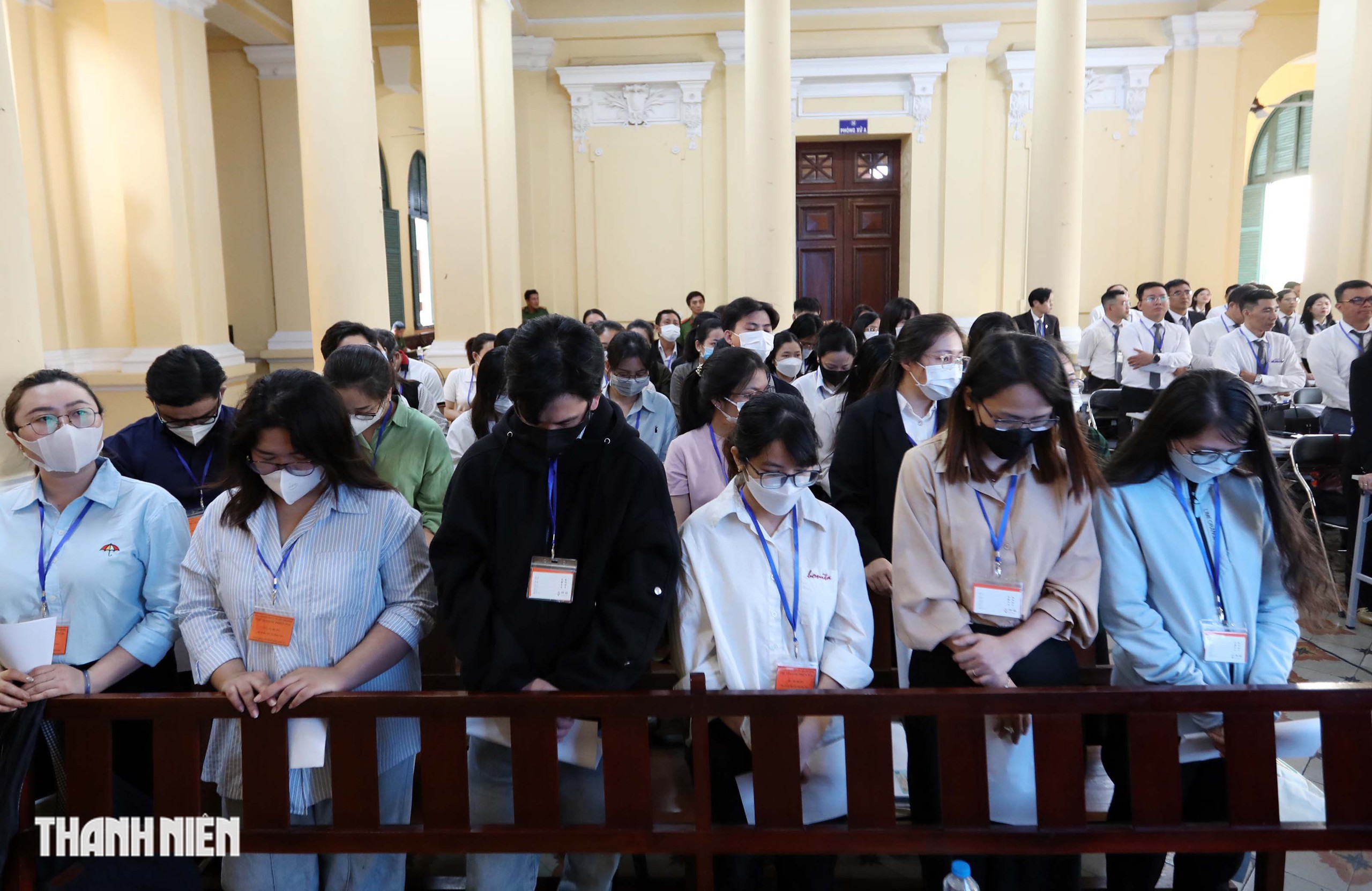 Phiên tòa 100 bị cáo vụ cấp phiếu thử nghiệm giả chật kín phòng xử - Ảnh 9.