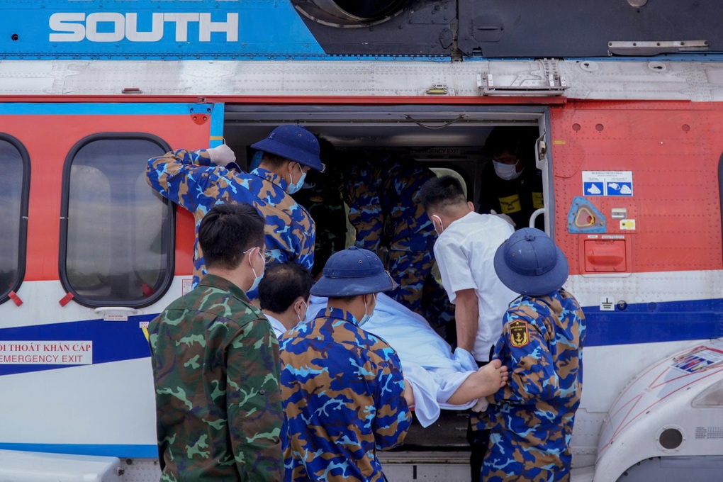 Chàng trai nghi nhiễm bệnh nguy hiểm, về đất liền bằng chuyến bay cách ly - 2