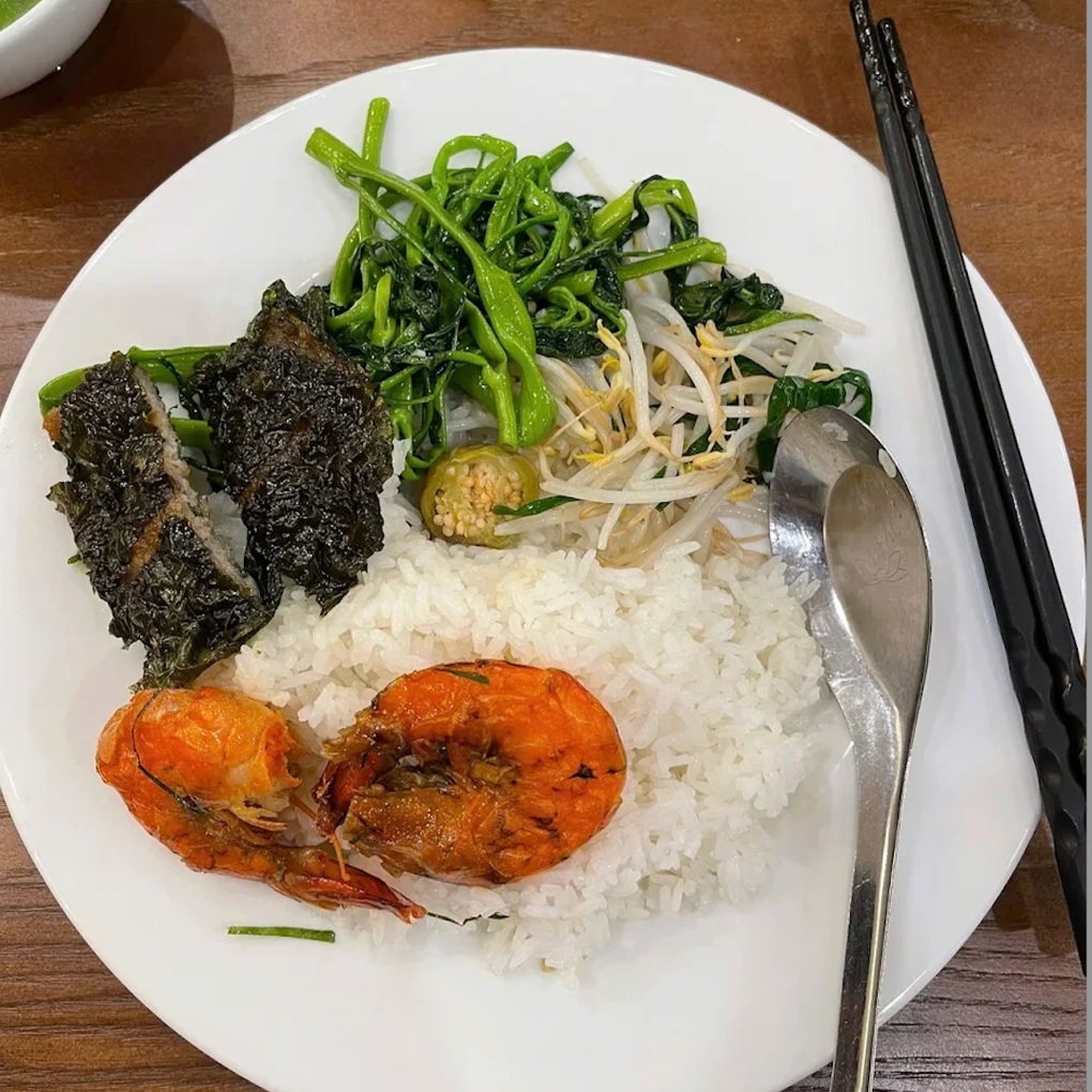 Suất cơm bình dân 110.000 đồng ở Hà Nội, khách gọi xong choáng với giá - 2