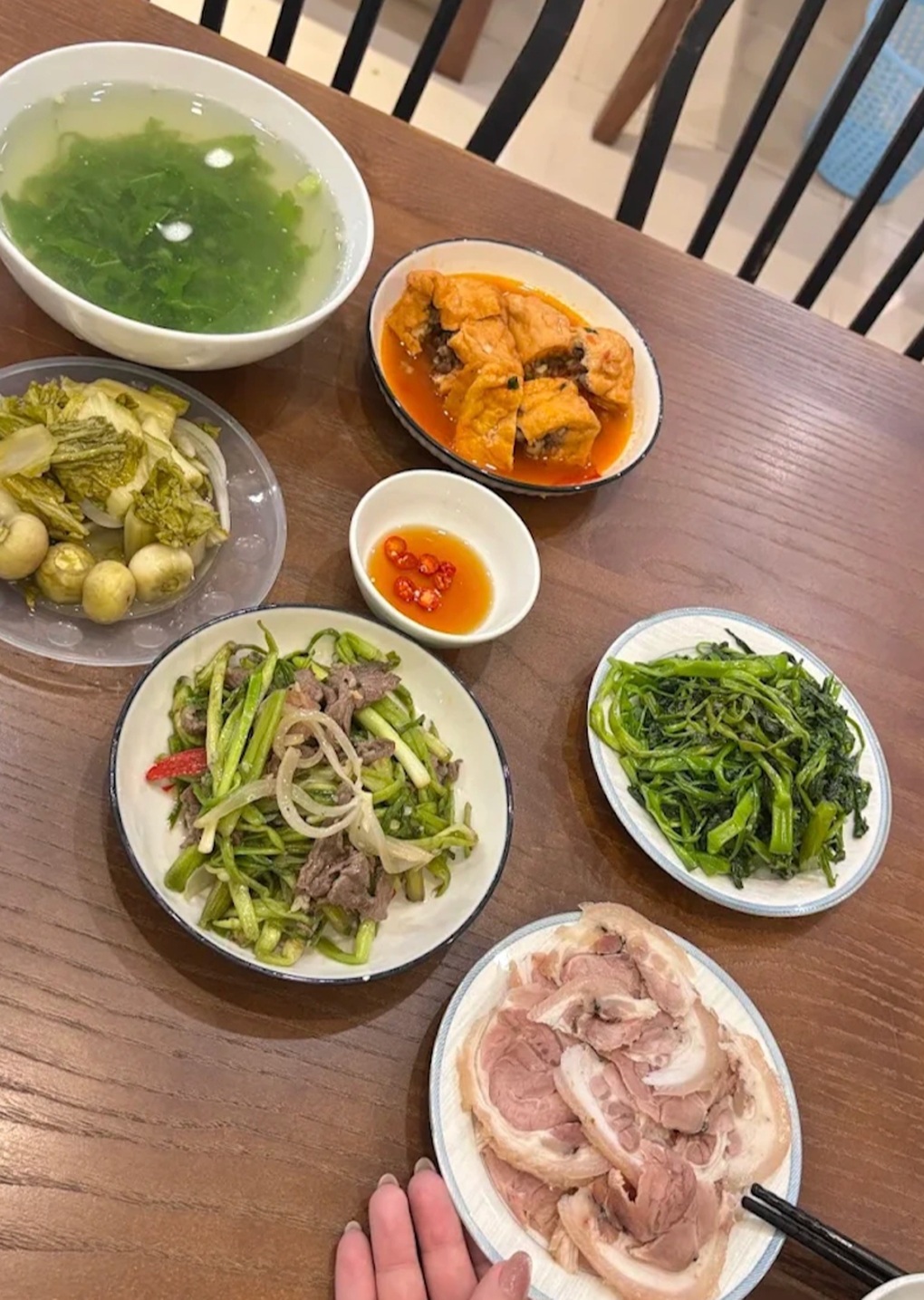 Suất cơm bình dân 110.000 đồng ở Hà Nội, khách gọi xong choáng với giá - 3