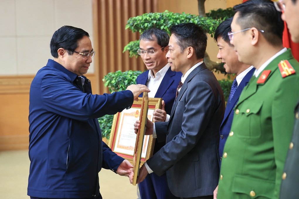 Thủ tướng chia sẻ cảm xúc khi chứng kiến niềm vui của người dân vùng lũ - 3