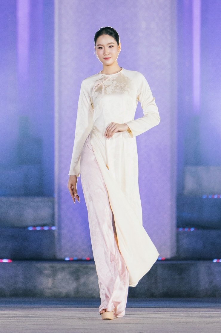 Không chỉ tỏa sáng trong môi trường học đường, Trung Thu còn sở hữu bảng thành tích ấn tượng tại các đấu trường nhan sắc: Á khôi 2 – Người Đẹp Hoa Lư 2024; Top 10 Hoa hậu – Nam Vương Du lịch Việt Nam 2024,...