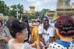 Theo chân Tiktoker hot nhất thế giới chu du Trung Quốc