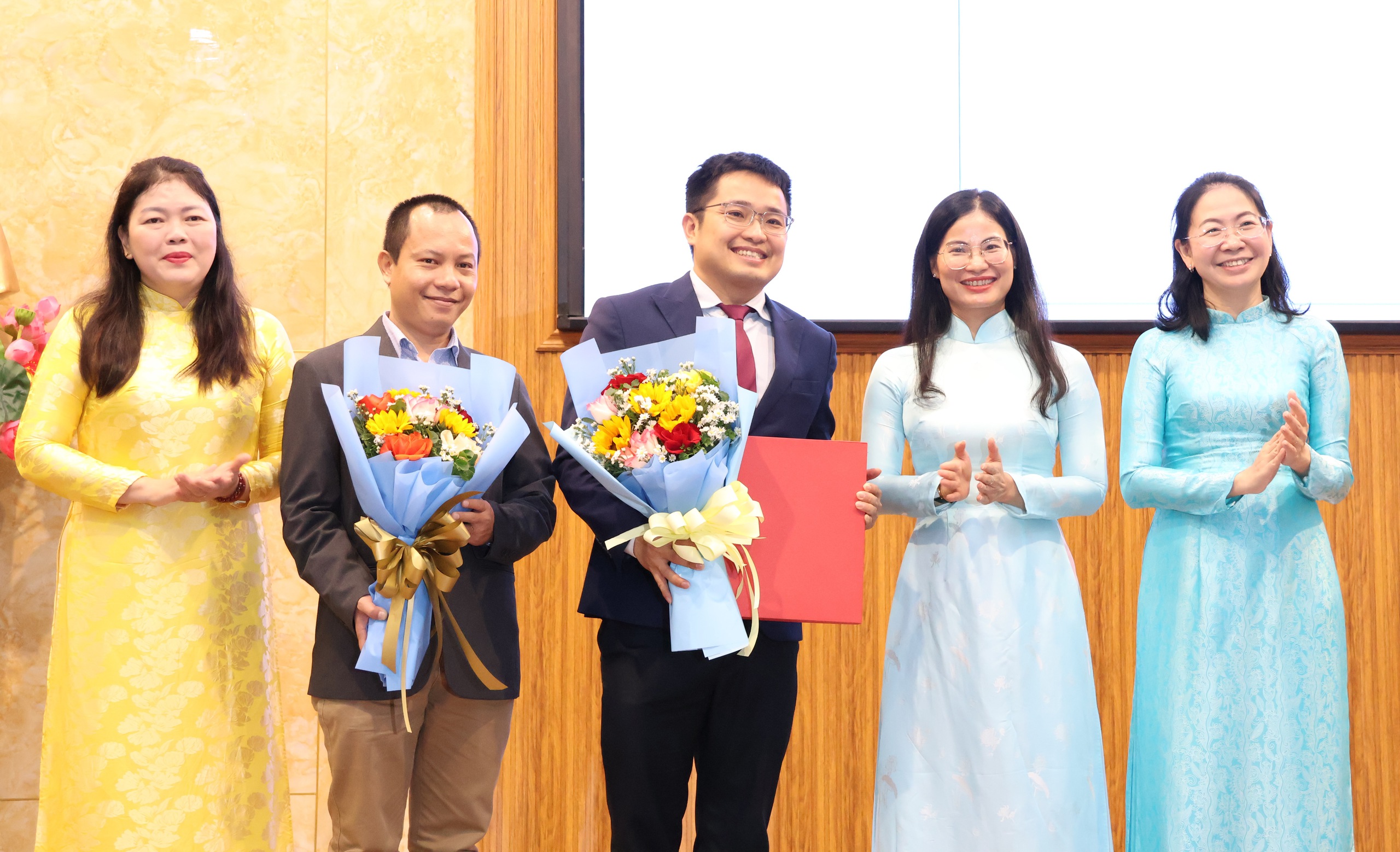 TPHCM: Đảng bộ phường Đức Nhuận hoàn thành xuất sắc nhiệm vụ năm 2025 - Ảnh 3.