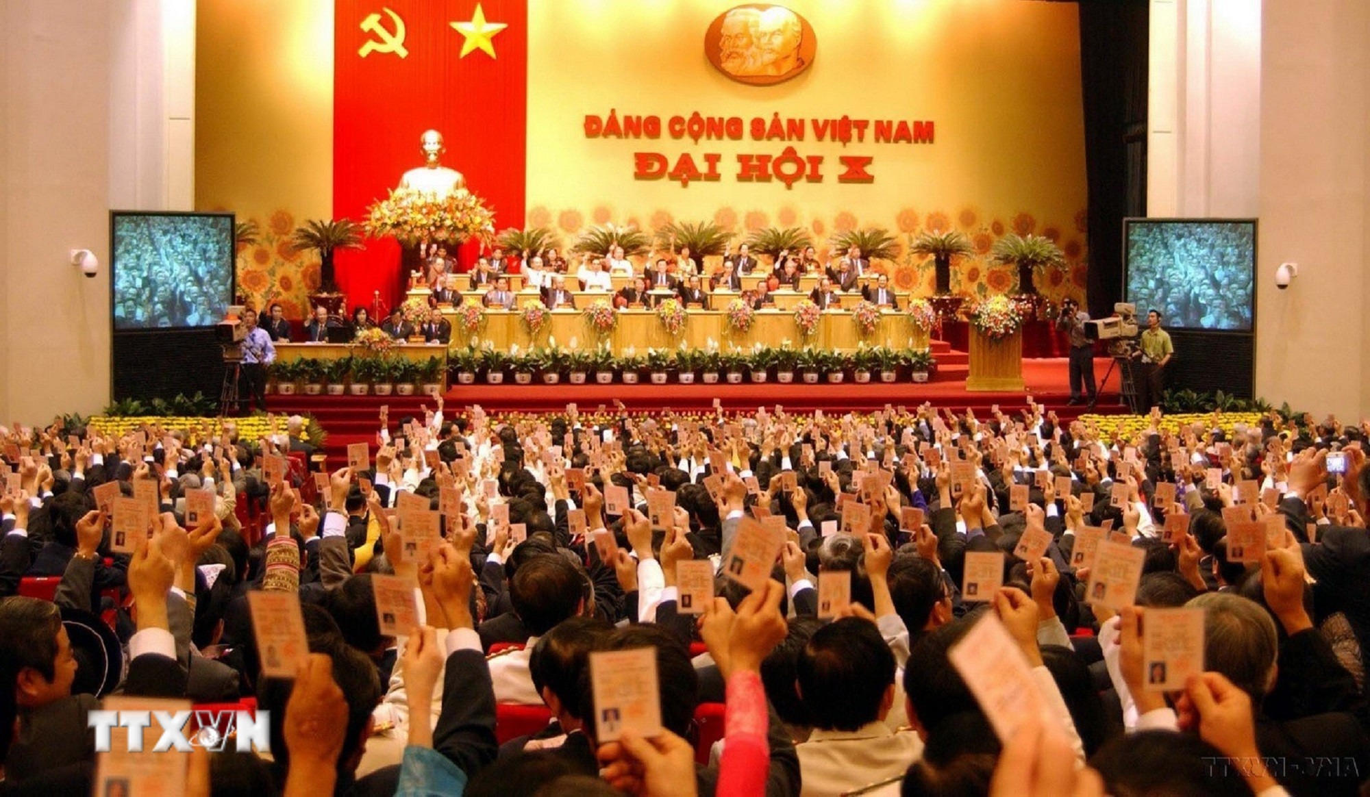 Đại hội lần thứ IX của Đảng: Phát huy sức mạnh toàn dân tộc, đẩy mạnh công nghiệp hóa, hiện đại hóa - Ảnh 2.