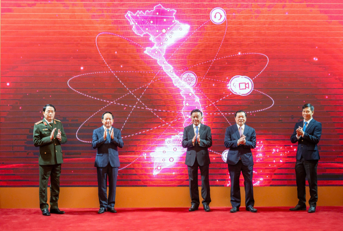 Thường trực Ban Bí thư Trần Cẩm Tú cùng Trưởng ban Tuyên giáo và Dân vận Trung ương Trịnh Văn Quyết cùng các đại biểu bấm nút ra mắt ứng dụng Tuyên giáo và Dân vận, sáng 16/1. Ảnh: Phạm Thắng